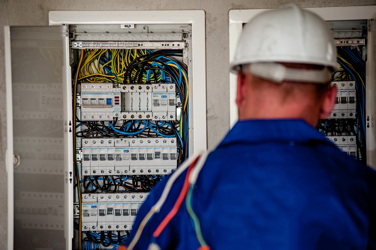 An electrician looking at a fuse box