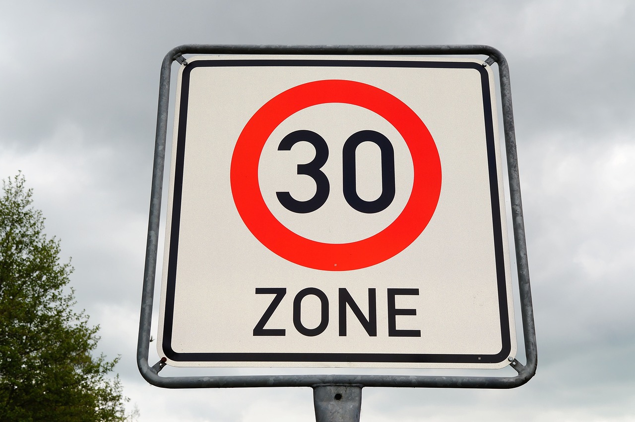 A road sign signalling '30'
